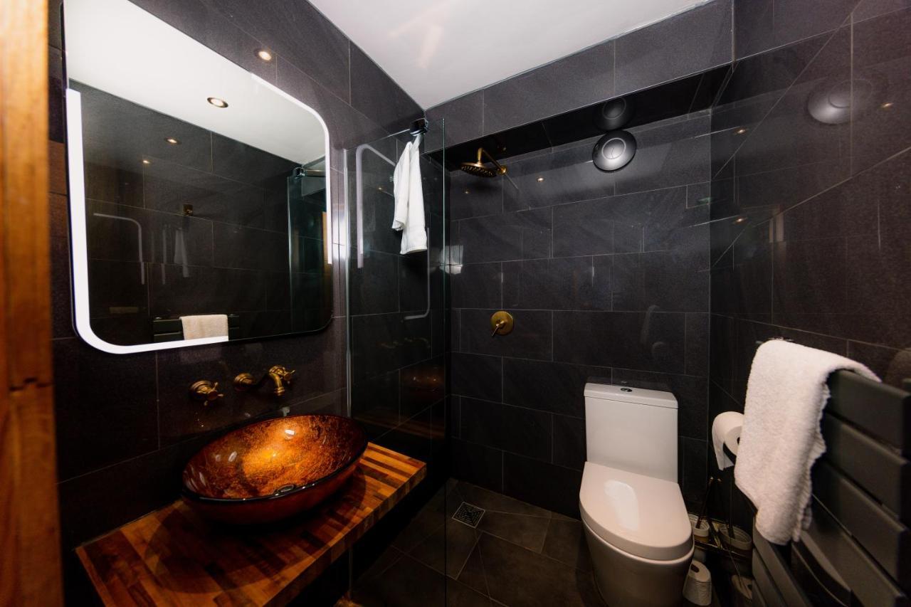 Superb Luxury Quality Central On Canal *